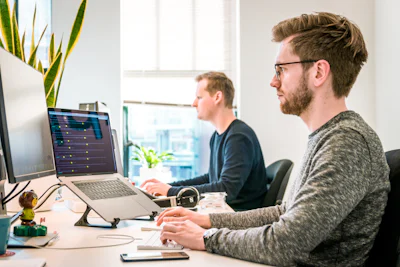 Equipa a trabalhar em software